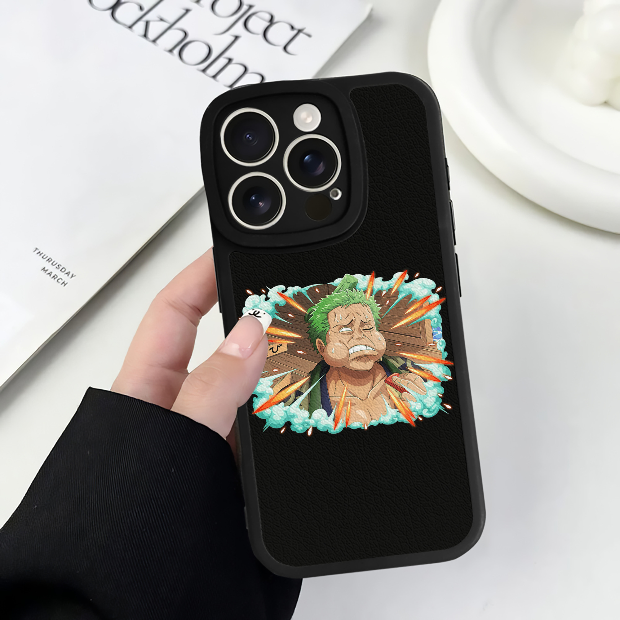（画像用） ワンピース ロロノア・ゾロ ONE PIECE Roronoa Zoro 【iPhone 16シリーズ対応】シリコンスマホケース（レザー調） 材質：シリコン